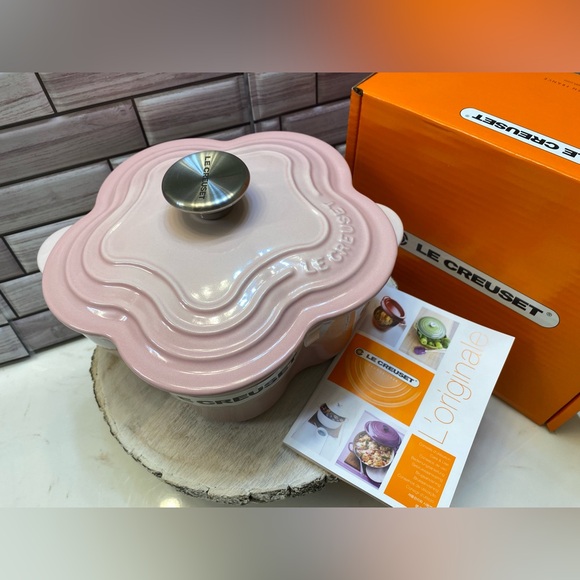Le Creuset🩷 Flower Cocotte 20cm Shell Pink  Made in France New in Box - Picture 1 of 12